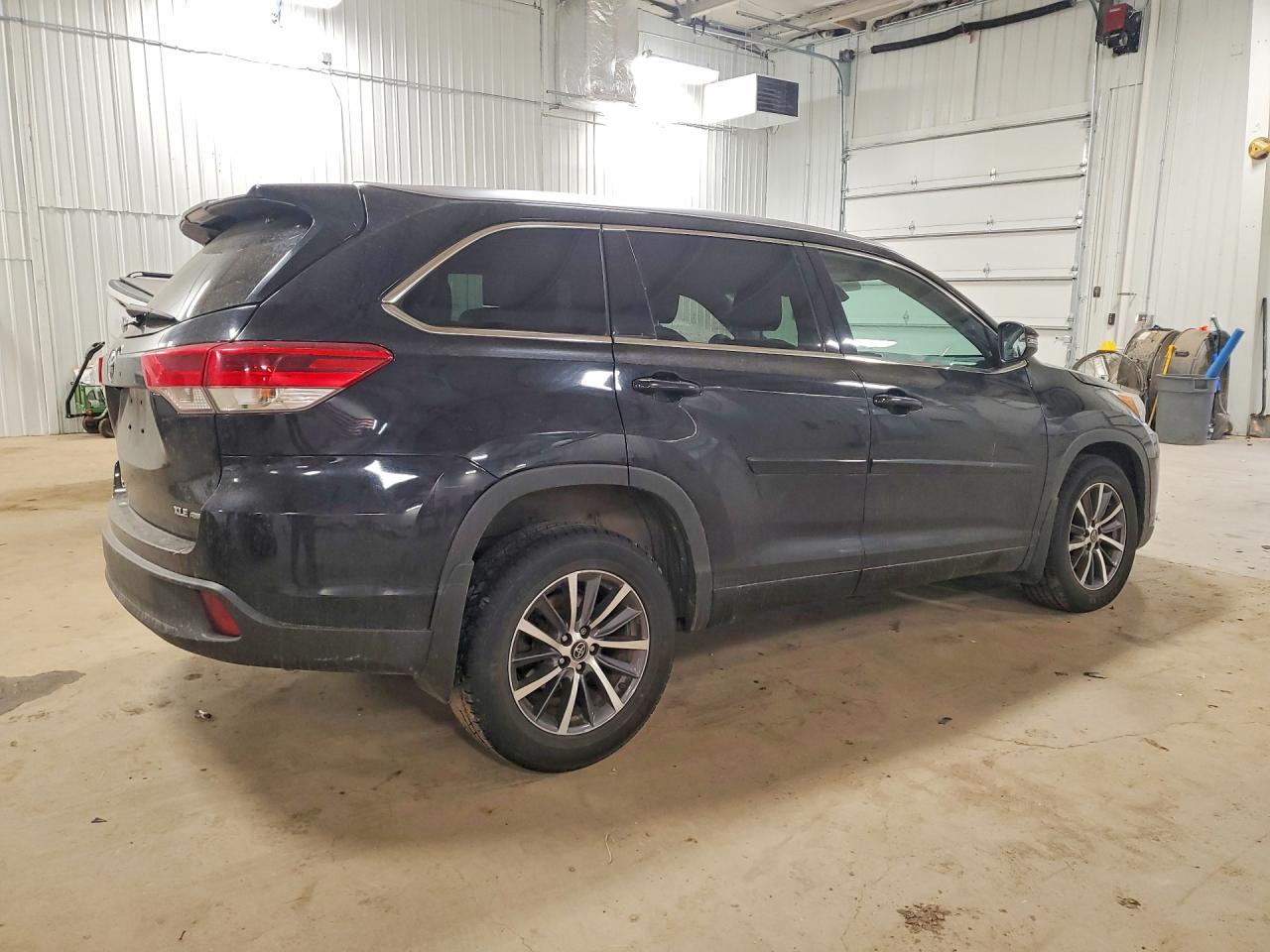 2017 Toyota Highlander VIN 5TDJZRFH0HS442815 photo 3