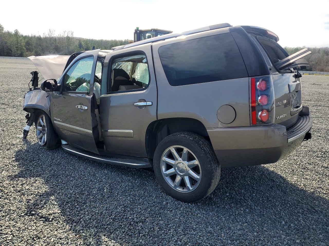 2013 GMC Yukon VIN 1GKS2EEF3DR142846 photo 2
