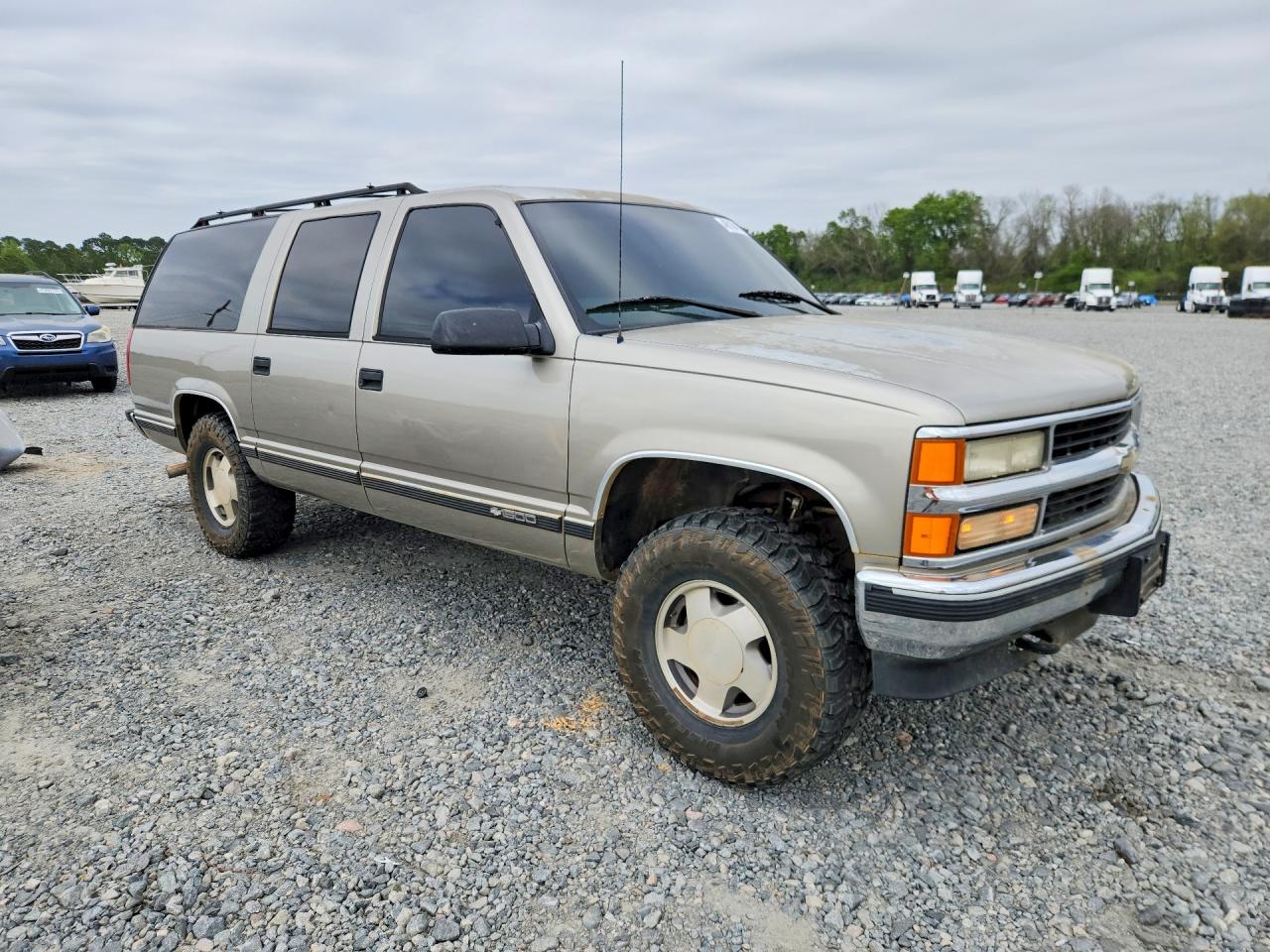 1998 Chevrolet Suburban VIN 3GNFK16R9WG142830 photo 4