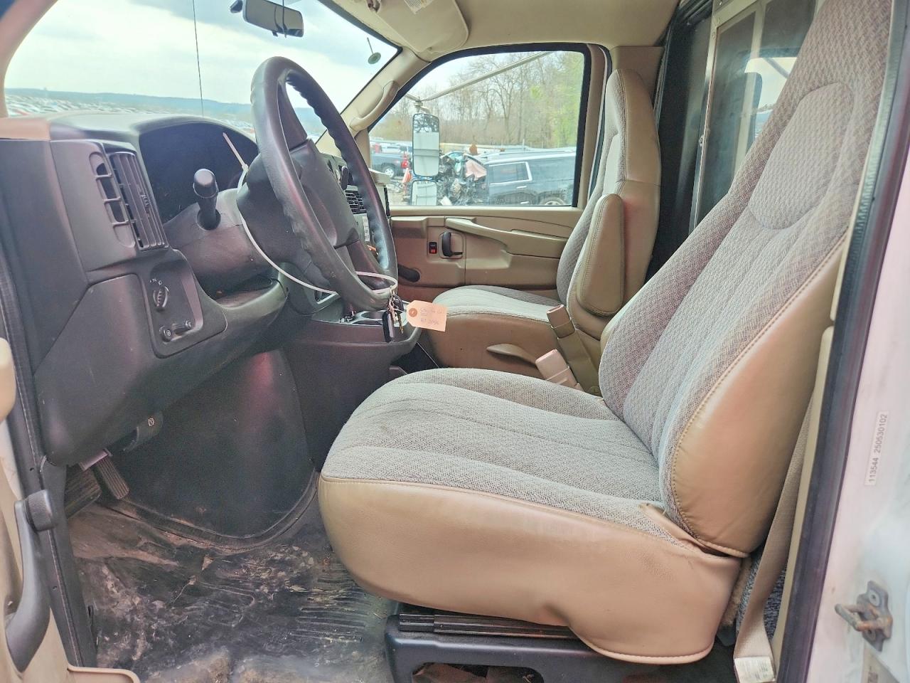 2005 Chevrolet Express VIN 1GBJG31U751143665 photo 7