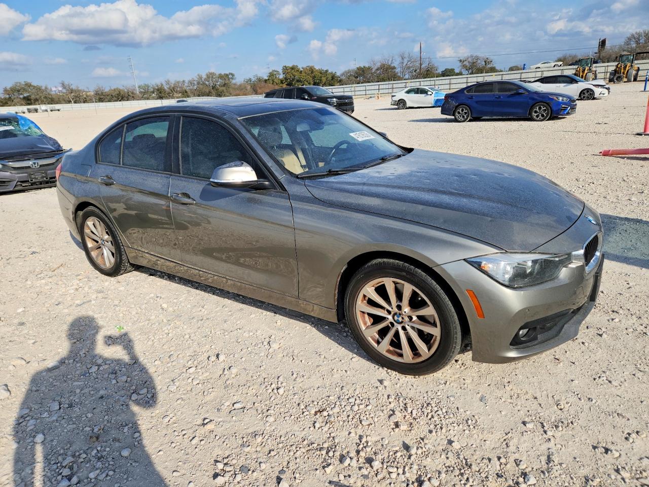 2017 BMW 3 series VIN WBA8E1G57HNU14917 photo 4