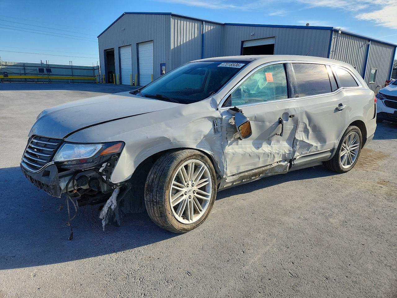 2019 Lincoln Mkt VIN 2LMHJ5AT9KBL04001 photo 1
