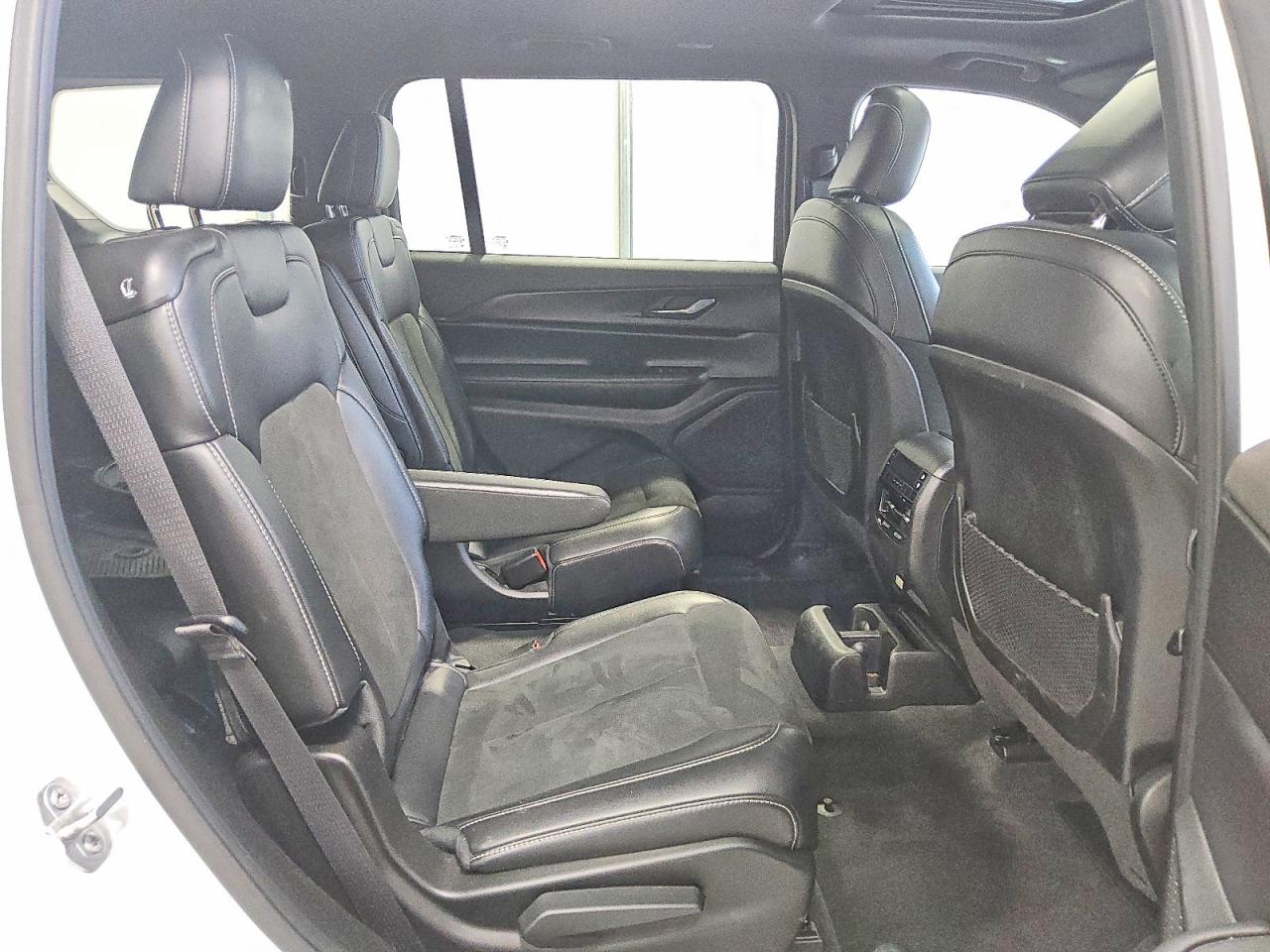 2025 Jeep Grand cher VIN 1C4RJJAGXS8643000 photo 11