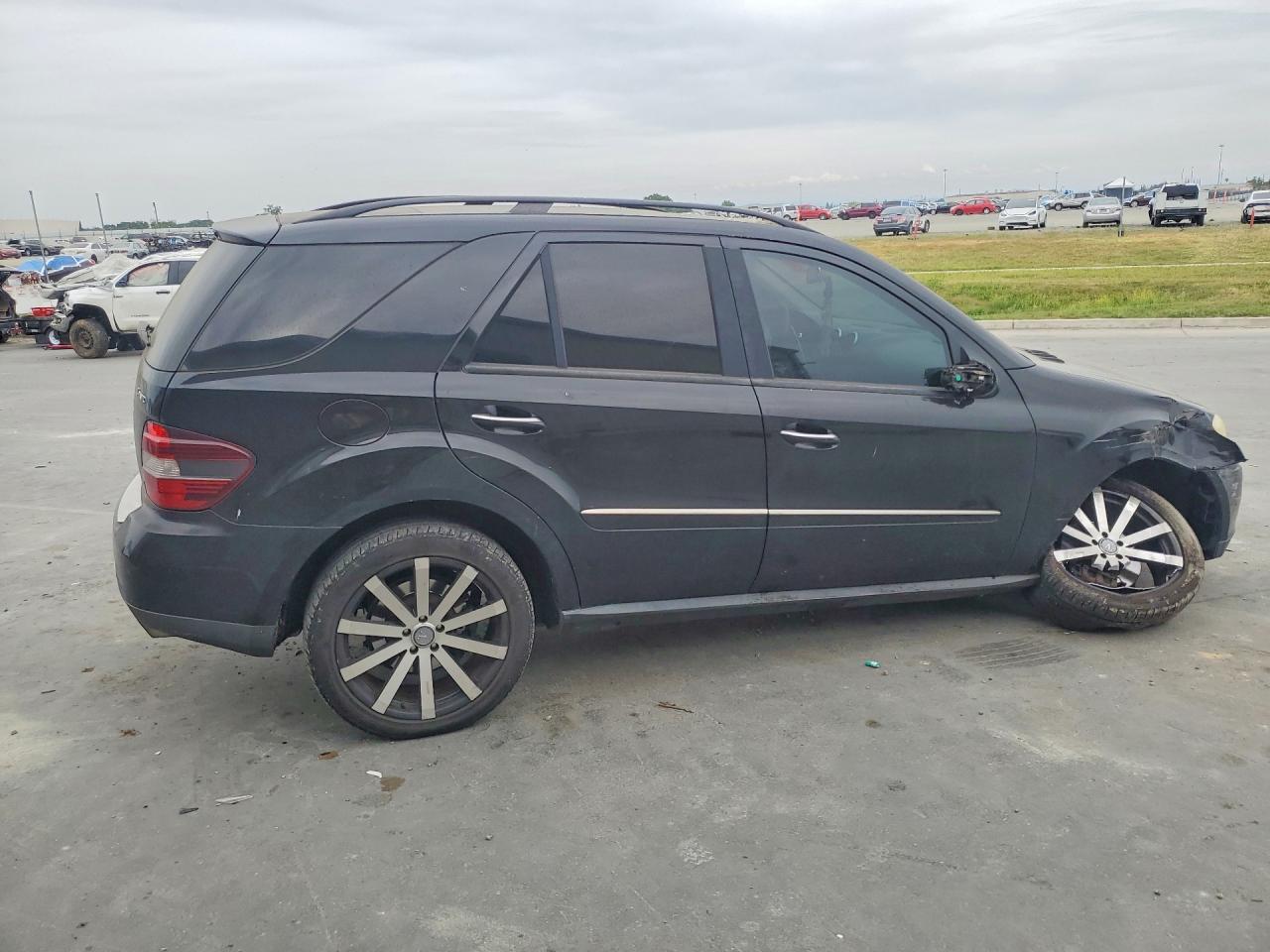 2008 Mercedes M-class VIN 4JGBB86EX8A403165 photo 3