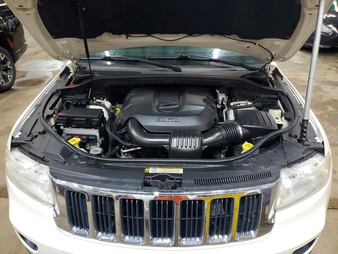 2011 Jeep Grand cher VIN 1J4RR4GG0BC640955 photo 12