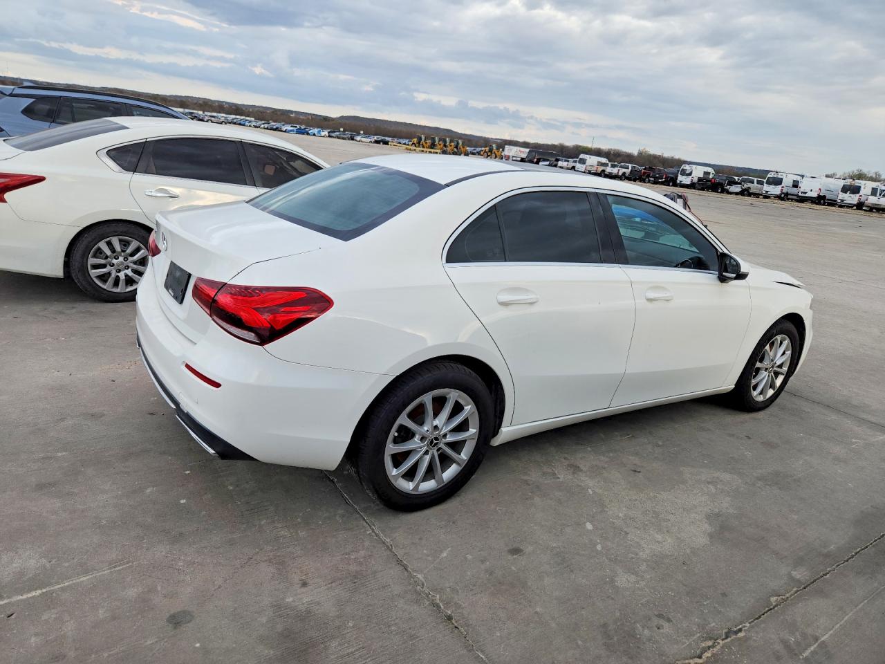 2019 Mercedes-Benz A-class VIN WDD3G4EB2KW016961 photo 3