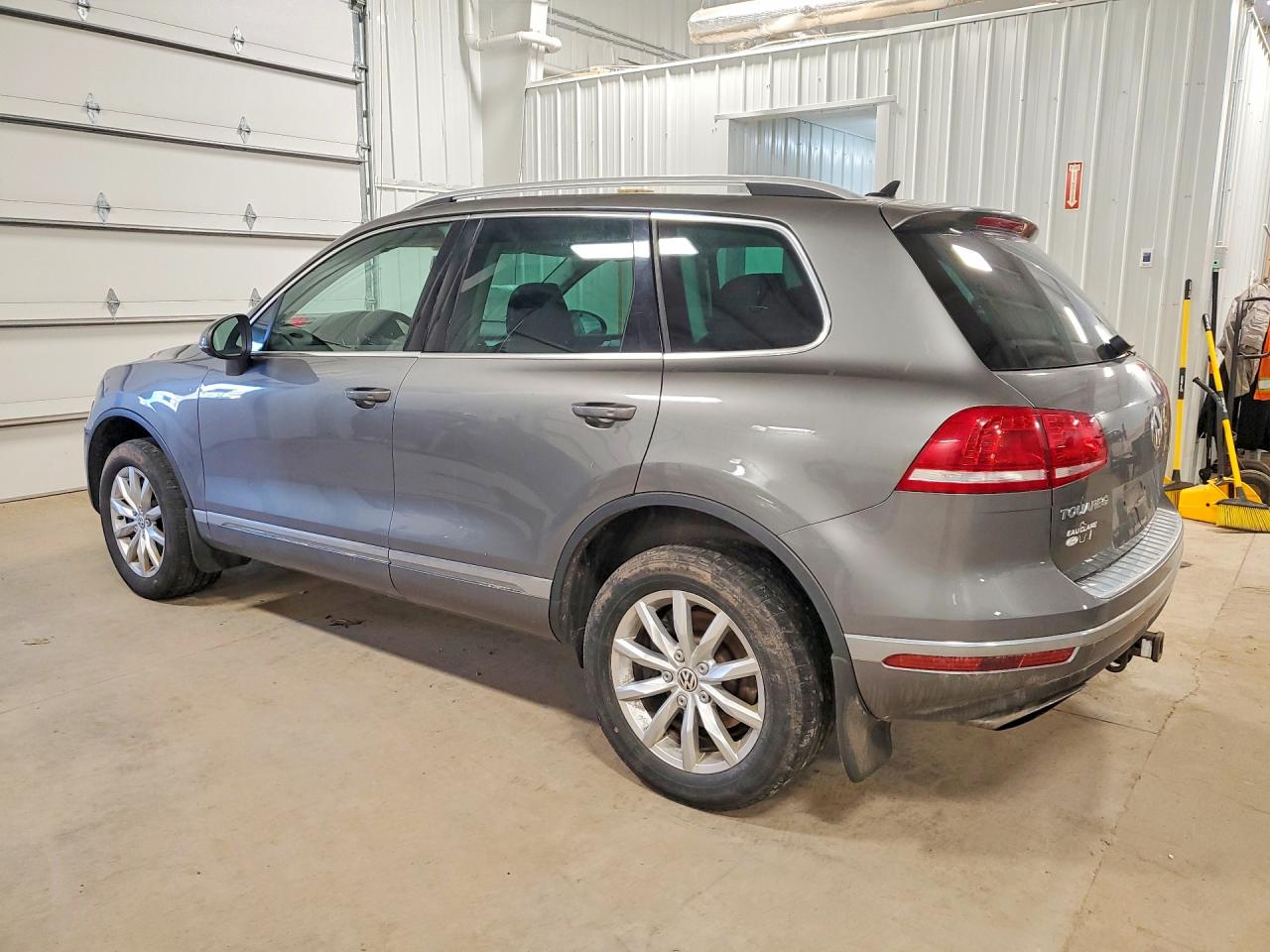 2016 Volkswagen Touareg VIN WVGEF9BP9GD000905 photo 2