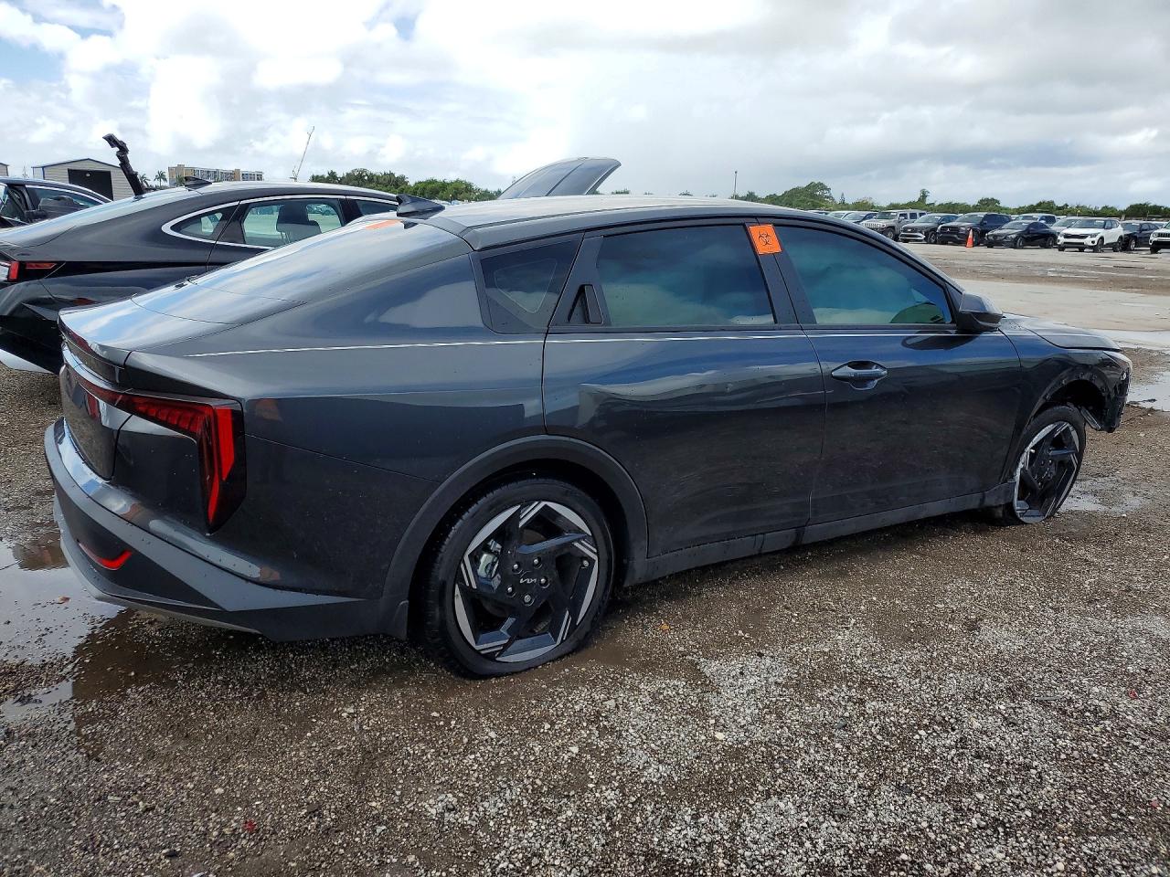 2025 Kia All other VIN 3KPFU4DE6SE211435 photo 3