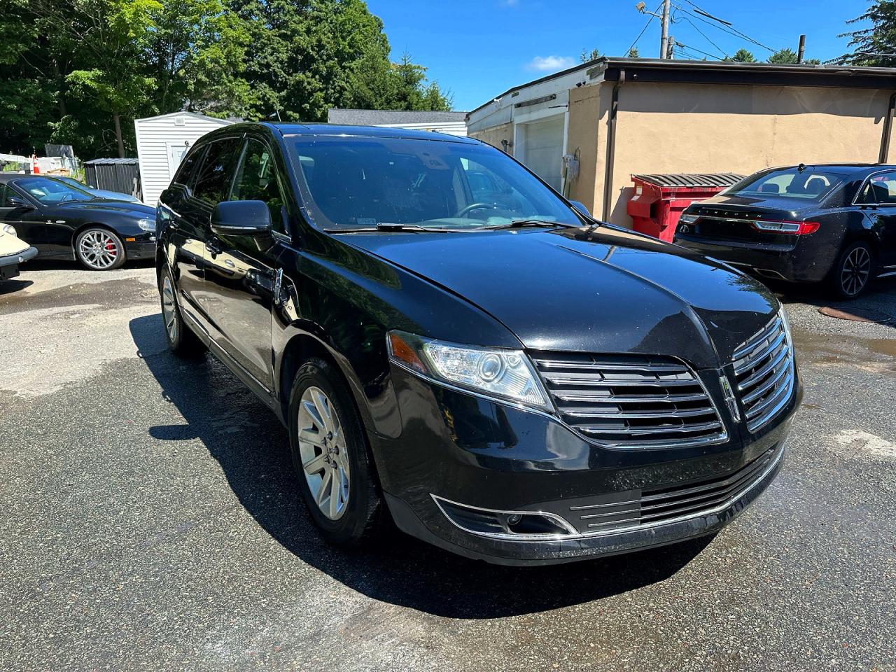 2017 Lincoln Mkt VIN 2LMHJ5NK3HBL01668 photo 1