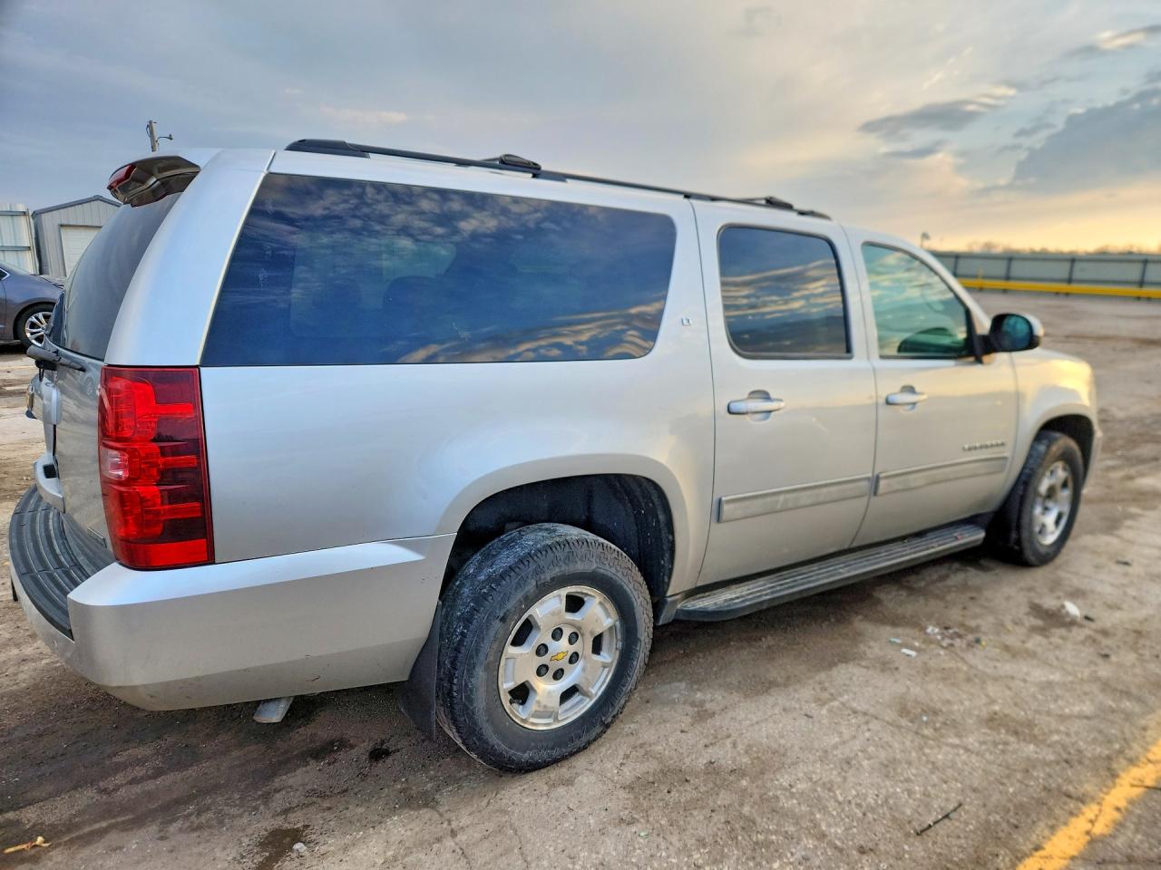 2012 Chevrolet Suburban VIN 1GNSKJE76CR152483 photo 3