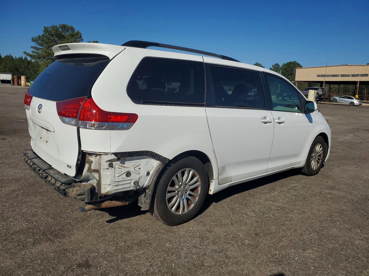 2014 Toyota Sienna VIN 5TDYK3DC4ES450354 photo 3