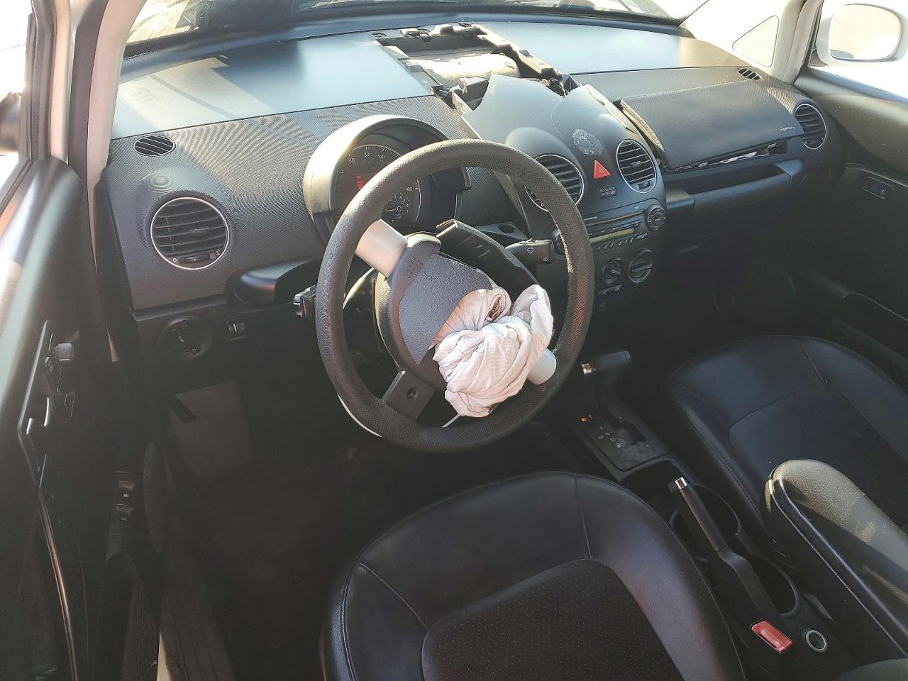 2010 Volkswagen Beetle VIN 3VWPG3AG1AM000611 photo 8
