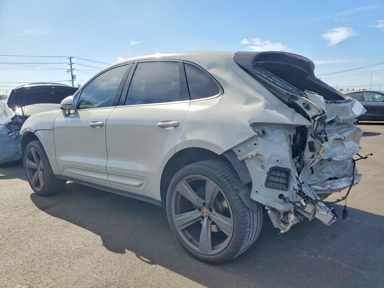 2024 Porsche Macan VIN WP1AA2A52RLB04393 photo 2