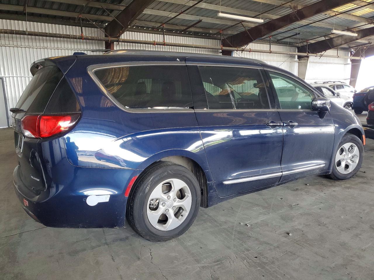 2018 Chrysler Pacifica VIN 2C4RC1N79JR230136 photo 3