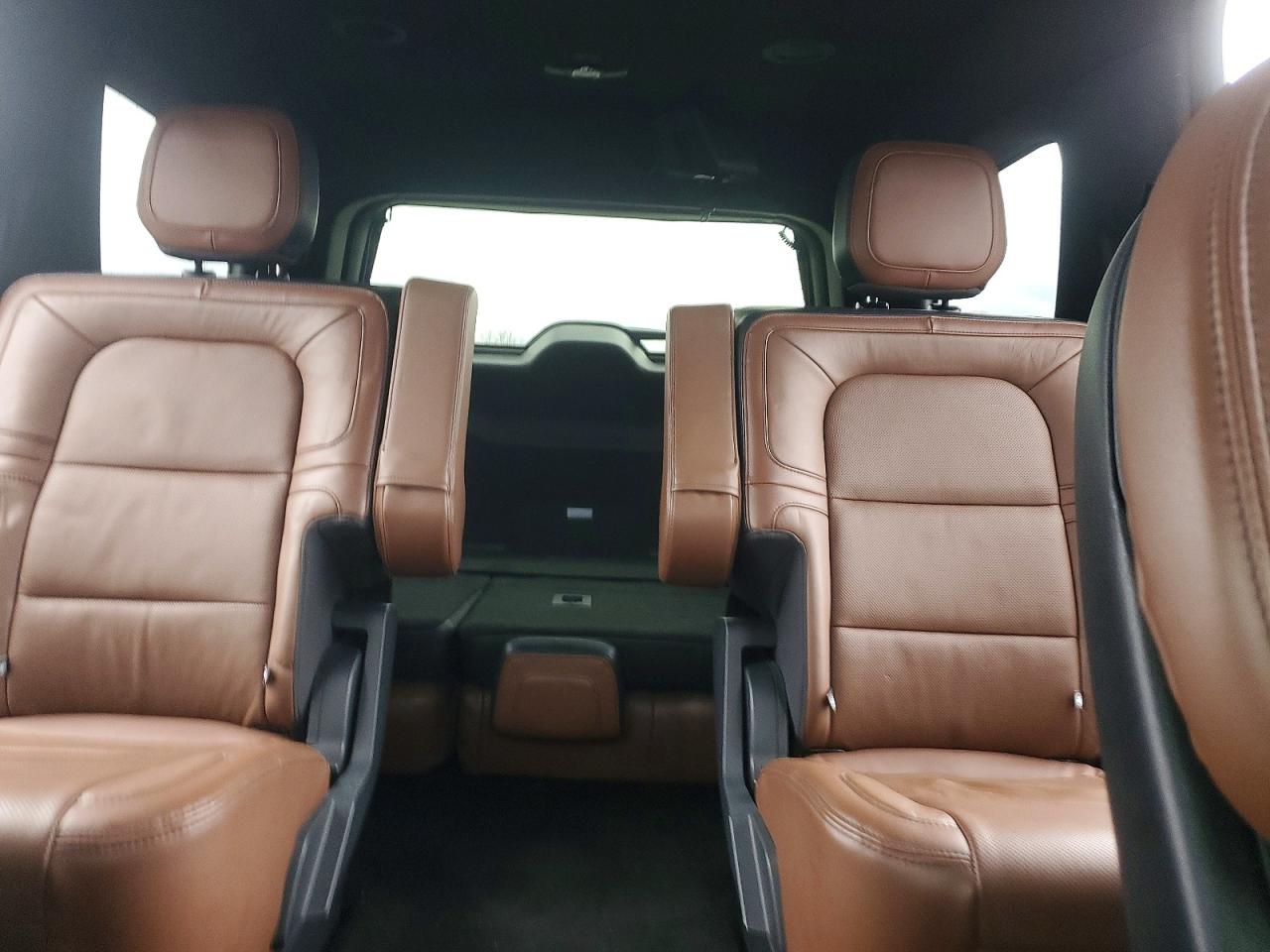 2024 Lincoln Navigator VIN 5LMJJ2LG2REL00329 photo 10