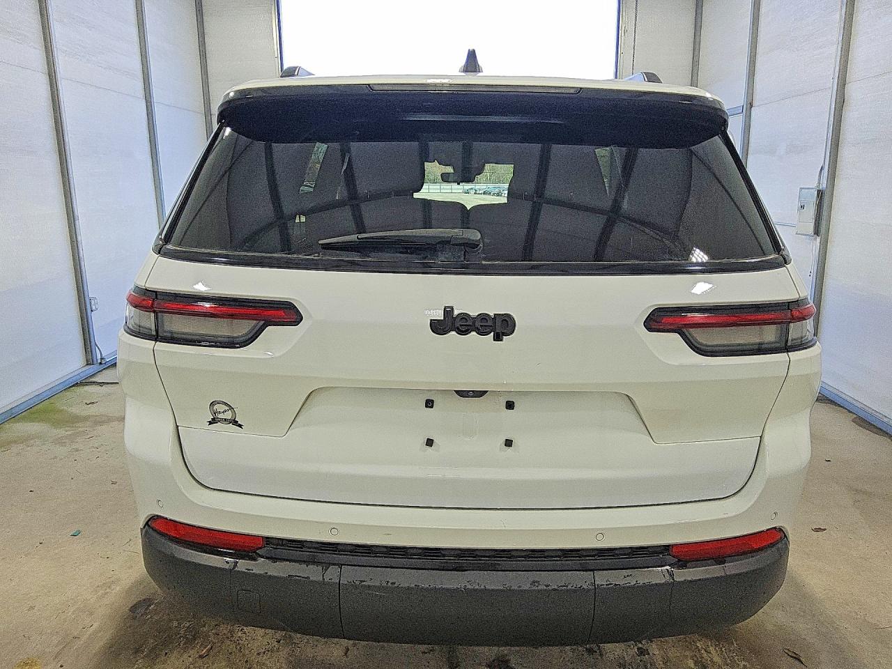 2025 Jeep Grand cher VIN 1C4RJJAGXS8643000 photo 6