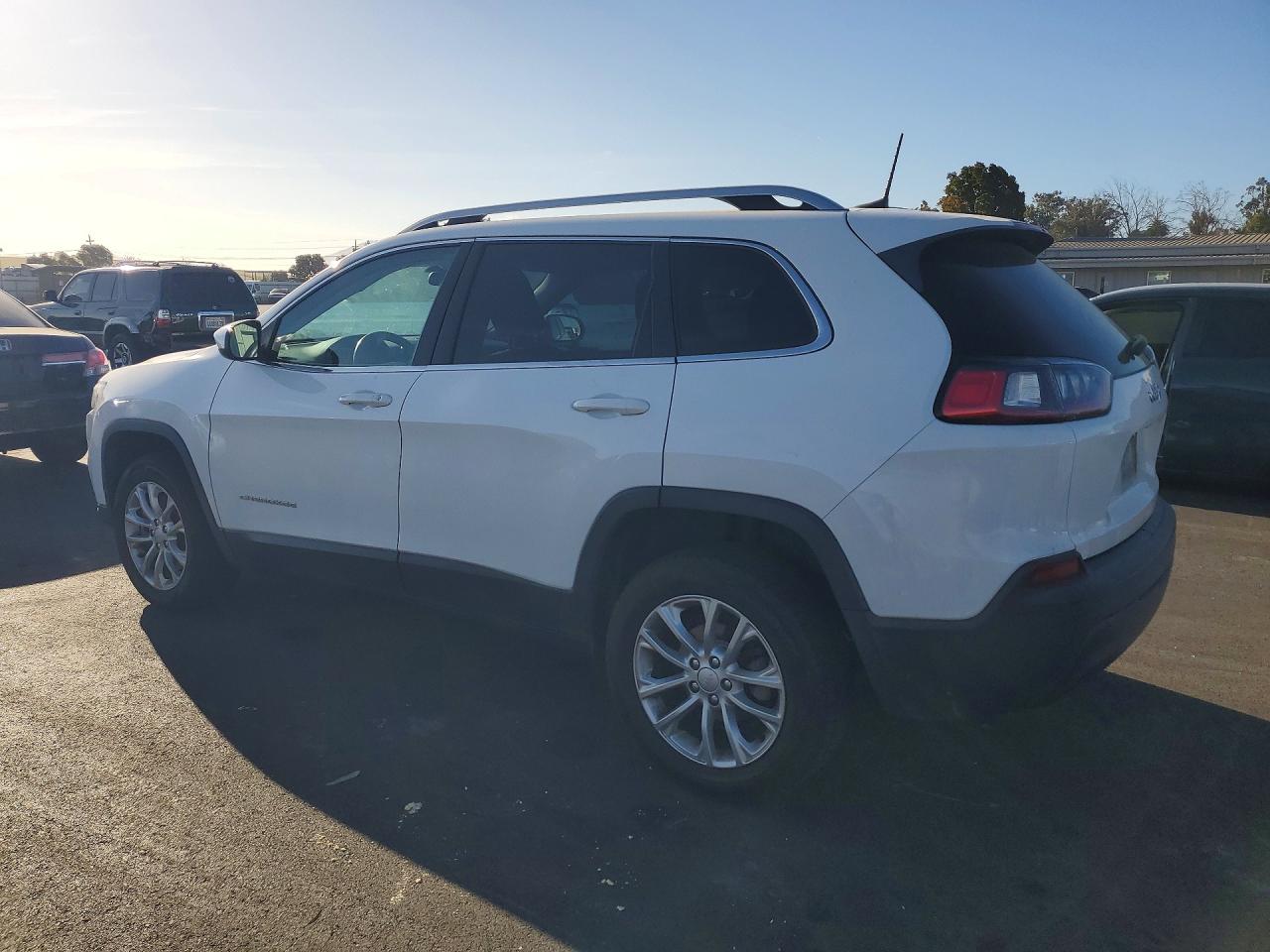 2019 Jeep Cherokee l VIN 1C4PJLCB6KD215405 photo 2