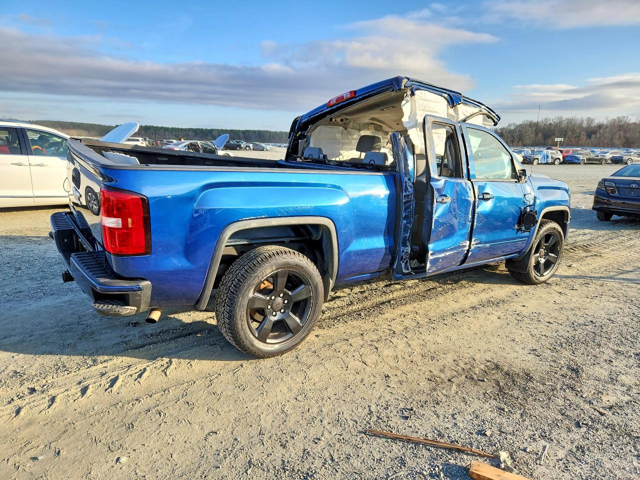 2016 GMC All models VIN 1GTR1LEH5GZ402607 photo 3