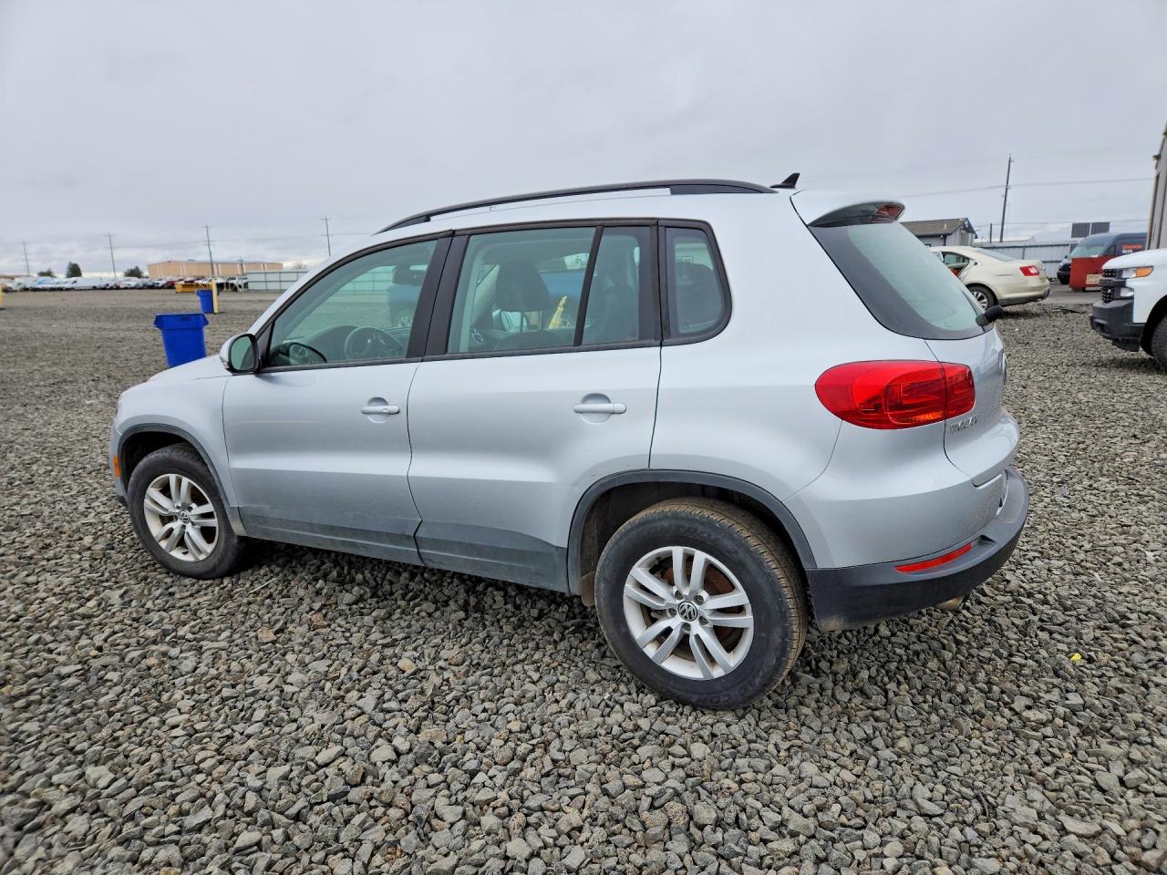 2017 Volkswagen Tiguan VIN WVGBV7AX5HK017287 photo 2