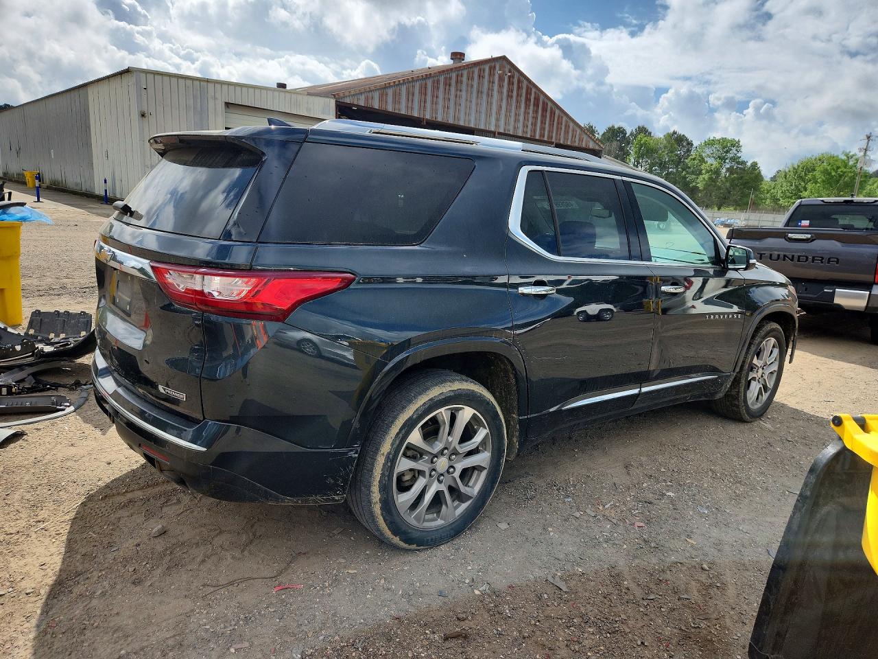 2018 Chev Traverse VIN 1GNEVJKW2JJ245481 photo 3