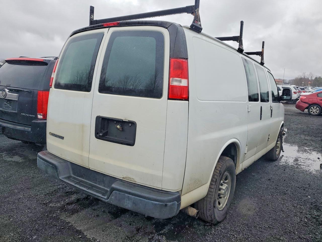 2018 CHEV Express VIN 1GCWGAFB7J1345722 photo 3