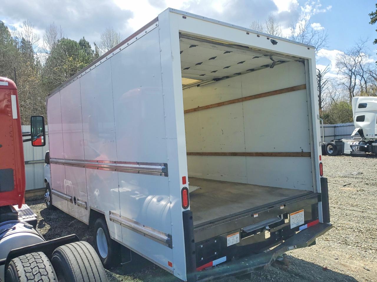 2022 GMC Savana VIN 7GZ37TC79NN007335 photo 2