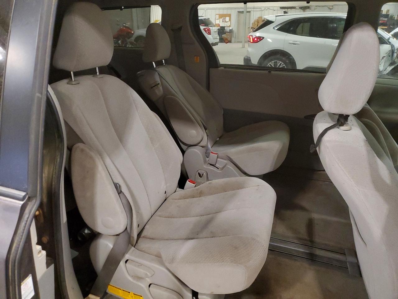 2013 Toyota Sienna VIN 5TDKK3DC8DS345711 photo 11