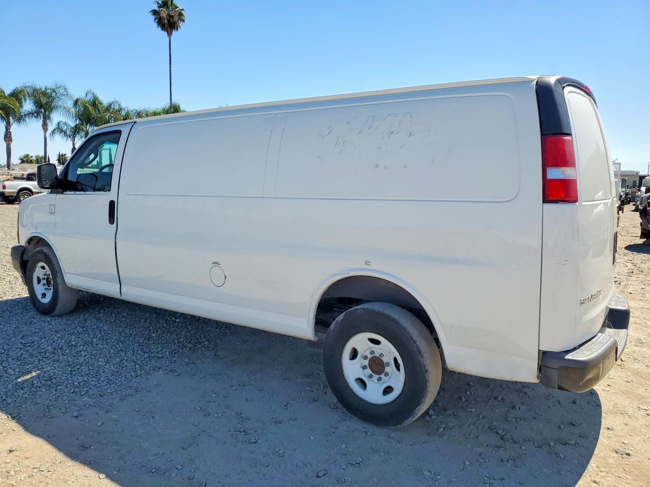 2017 GMC Savana VIN 1GTW7BFF1H1323363 photo 2
