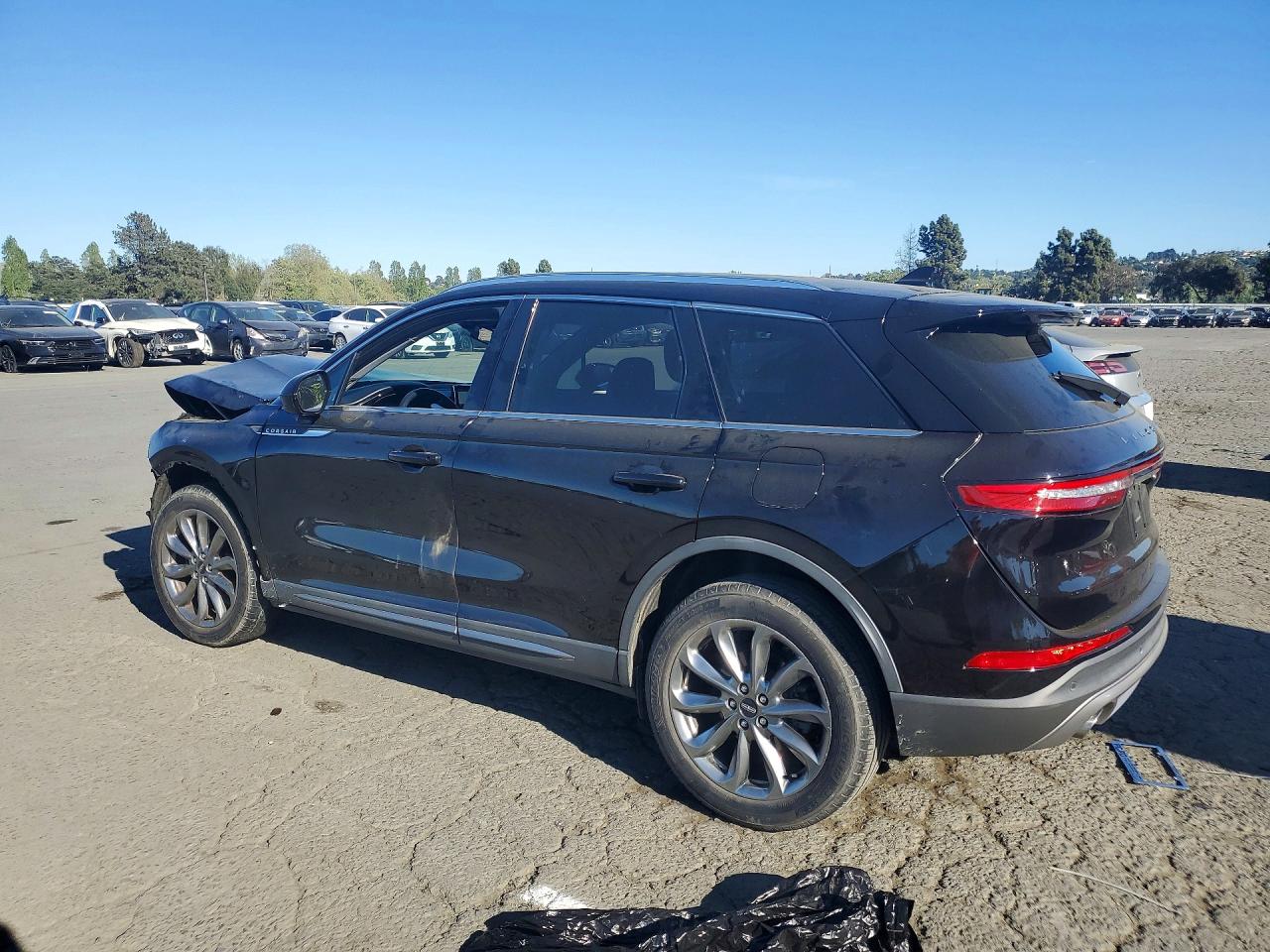 2021 Lincoln Corsair VIN 5LMCJ1C9XMUL17690 photo 2