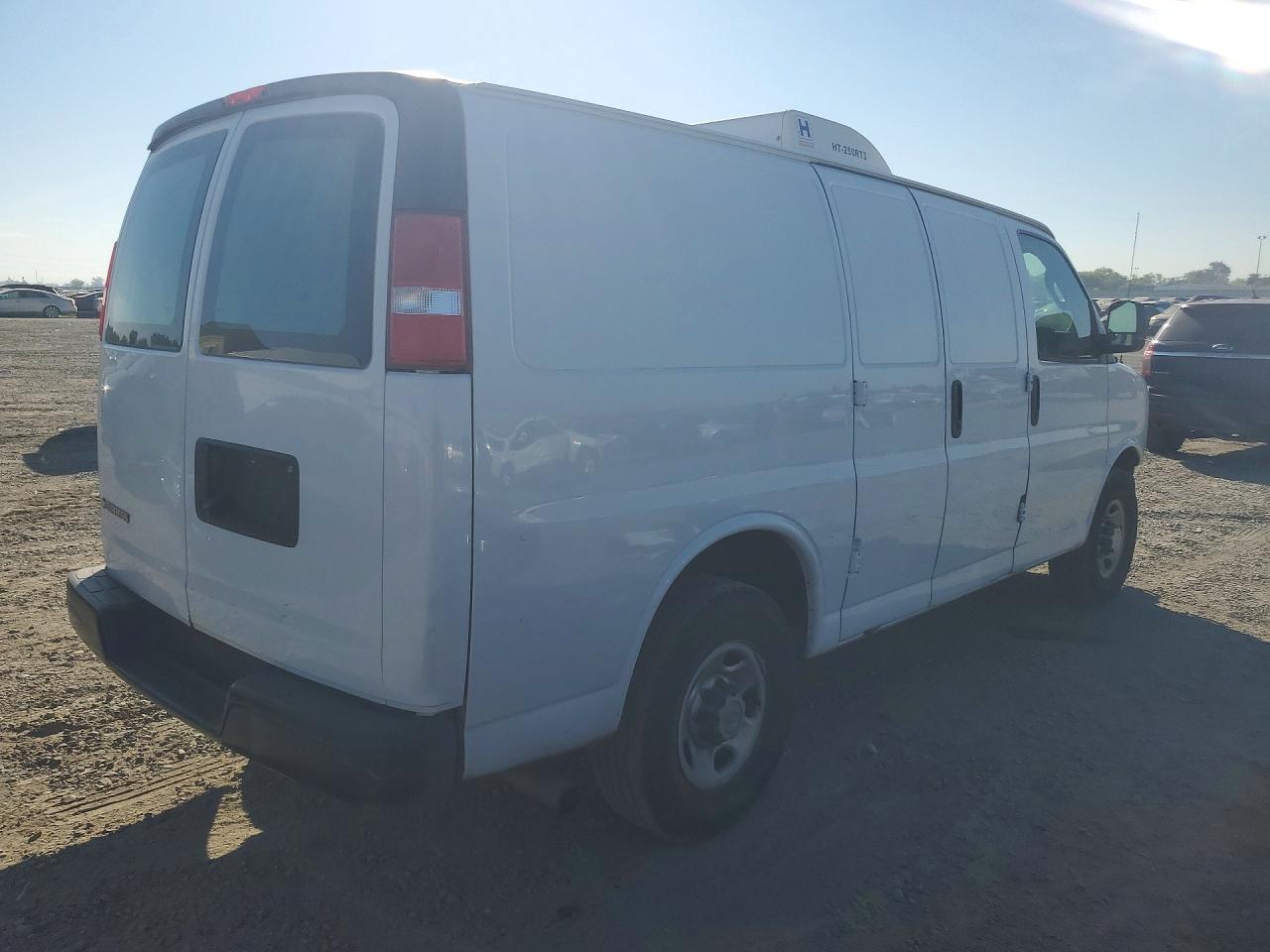 2019 CHEV Express VIN 1GCWGAFG3K1327750 photo 3