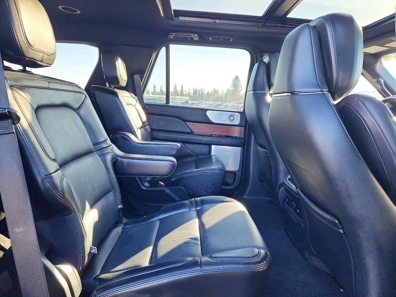 2021 Lincoln Navigator VIN 5LMJJ2LT1MEL15216 photo 10