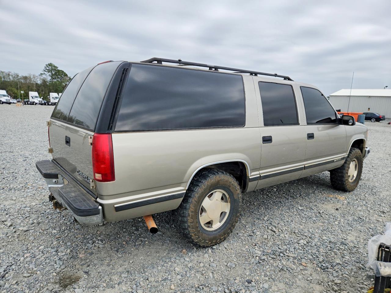 1998 Chevrolet Suburban VIN 3GNFK16R9WG142830 photo 3