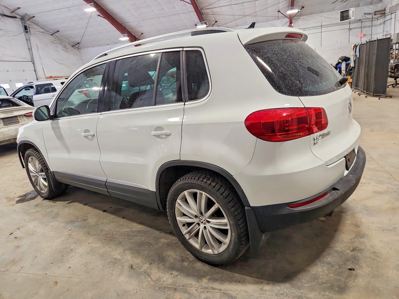 2016 Volkswagen Tiguan VIN WVGBV7AX1GW558795 photo 2