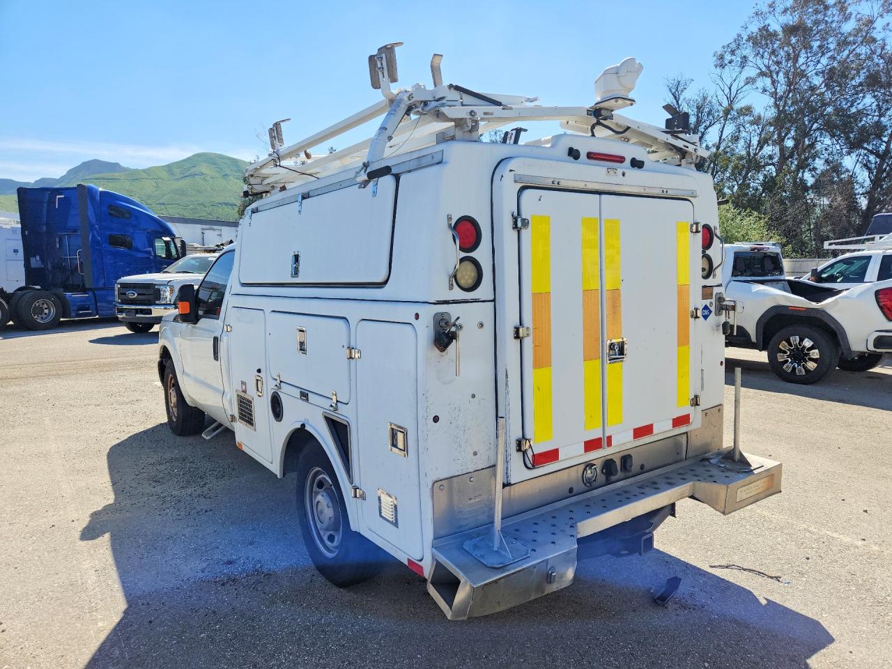 2013 Ford F350 VIN 1FDRF3A65DEB92109 photo 2