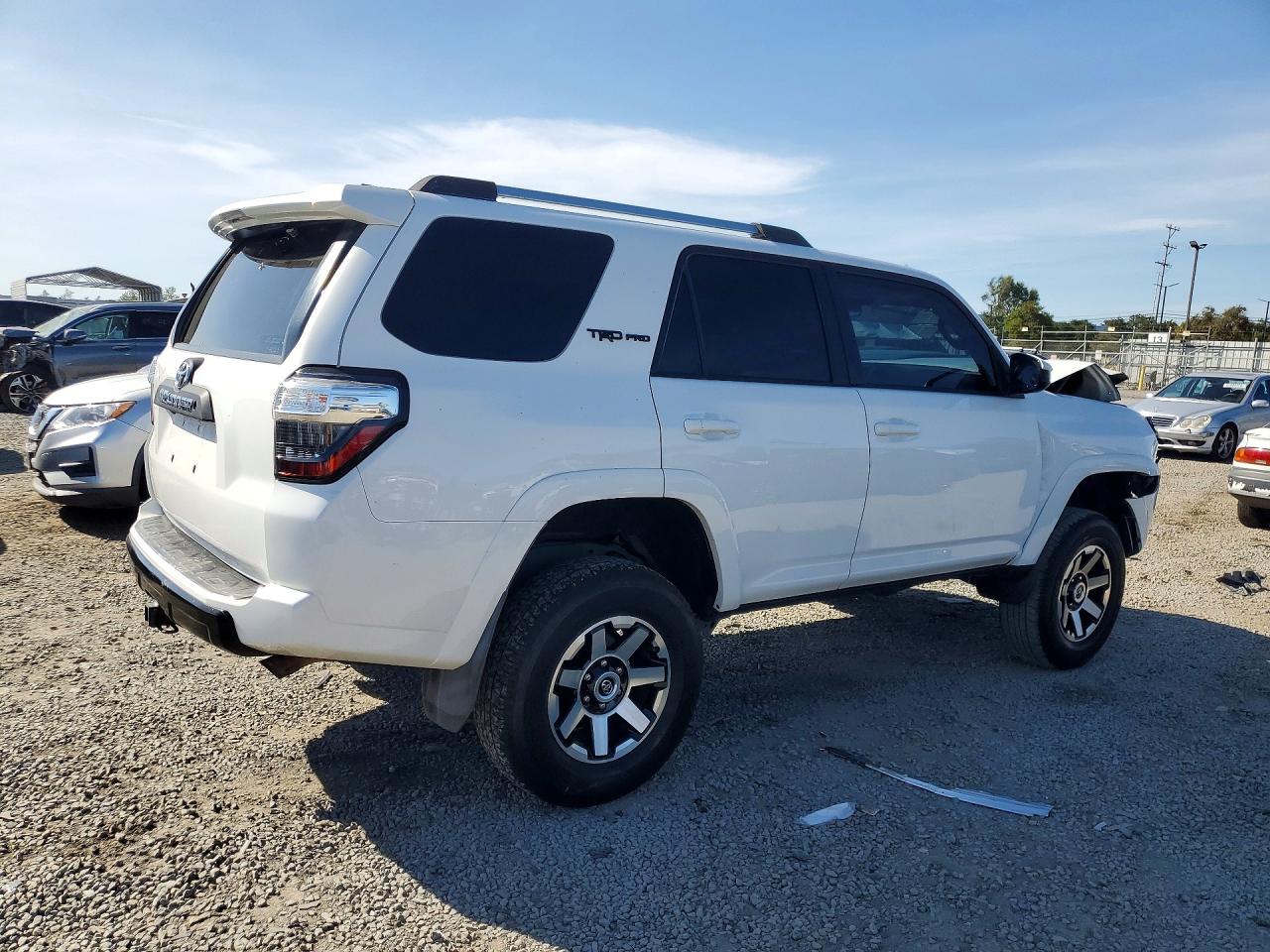 2016 Toyota 4runner VIN JTEBU5JR8G5331778 photo 3
