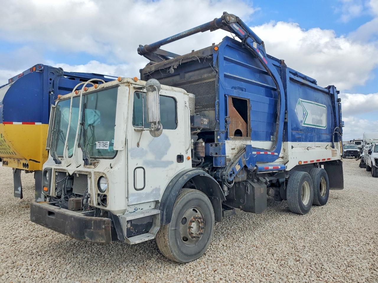 2011 MACK All other VIN 1M2AV04C0BM008536 photo 2