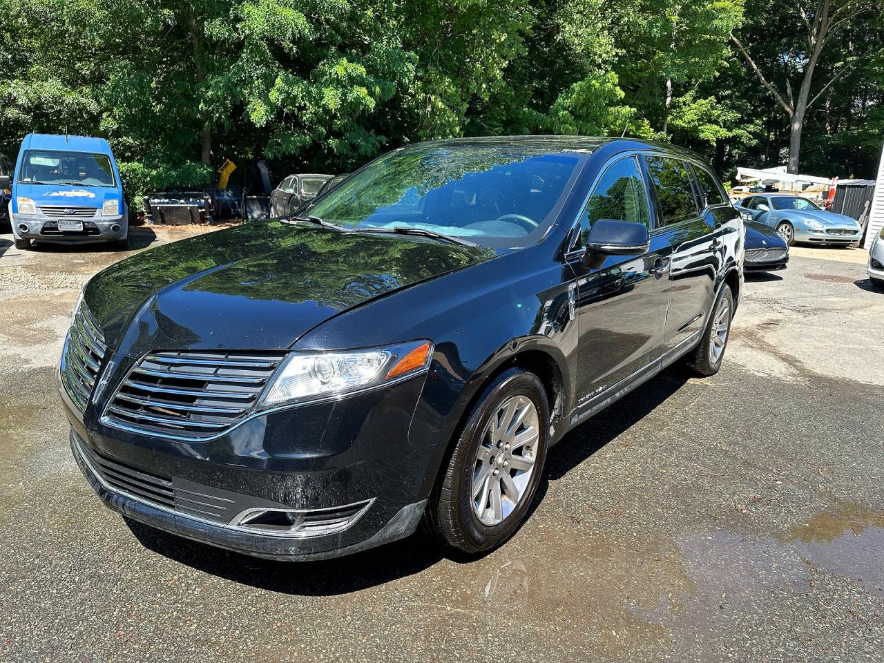 2017 Lincoln Mkt VIN 2LMHJ5NK3HBL01668 photo 2