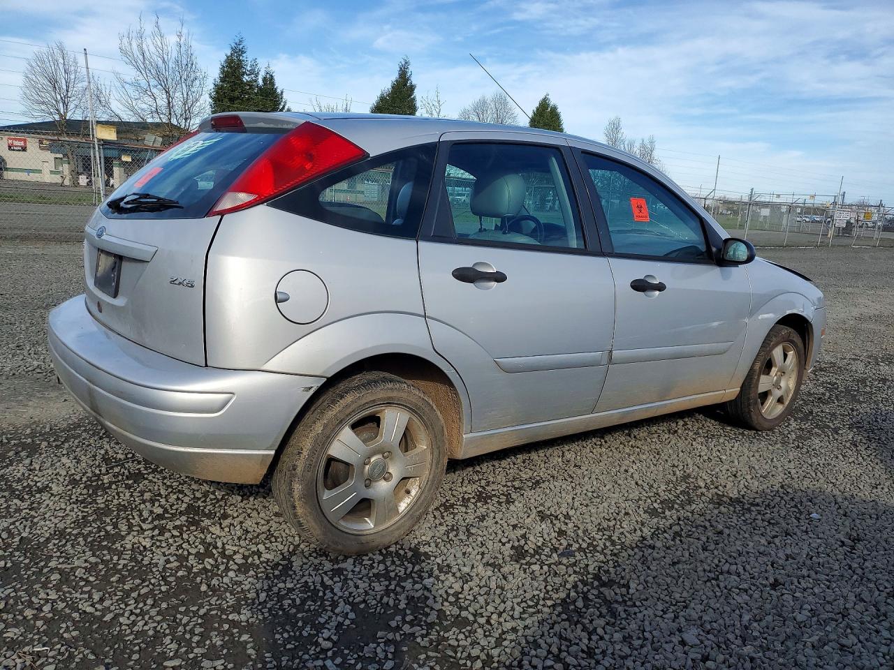2005 Ford Focus VIN 3FAFP37NX5R150378 photo 3