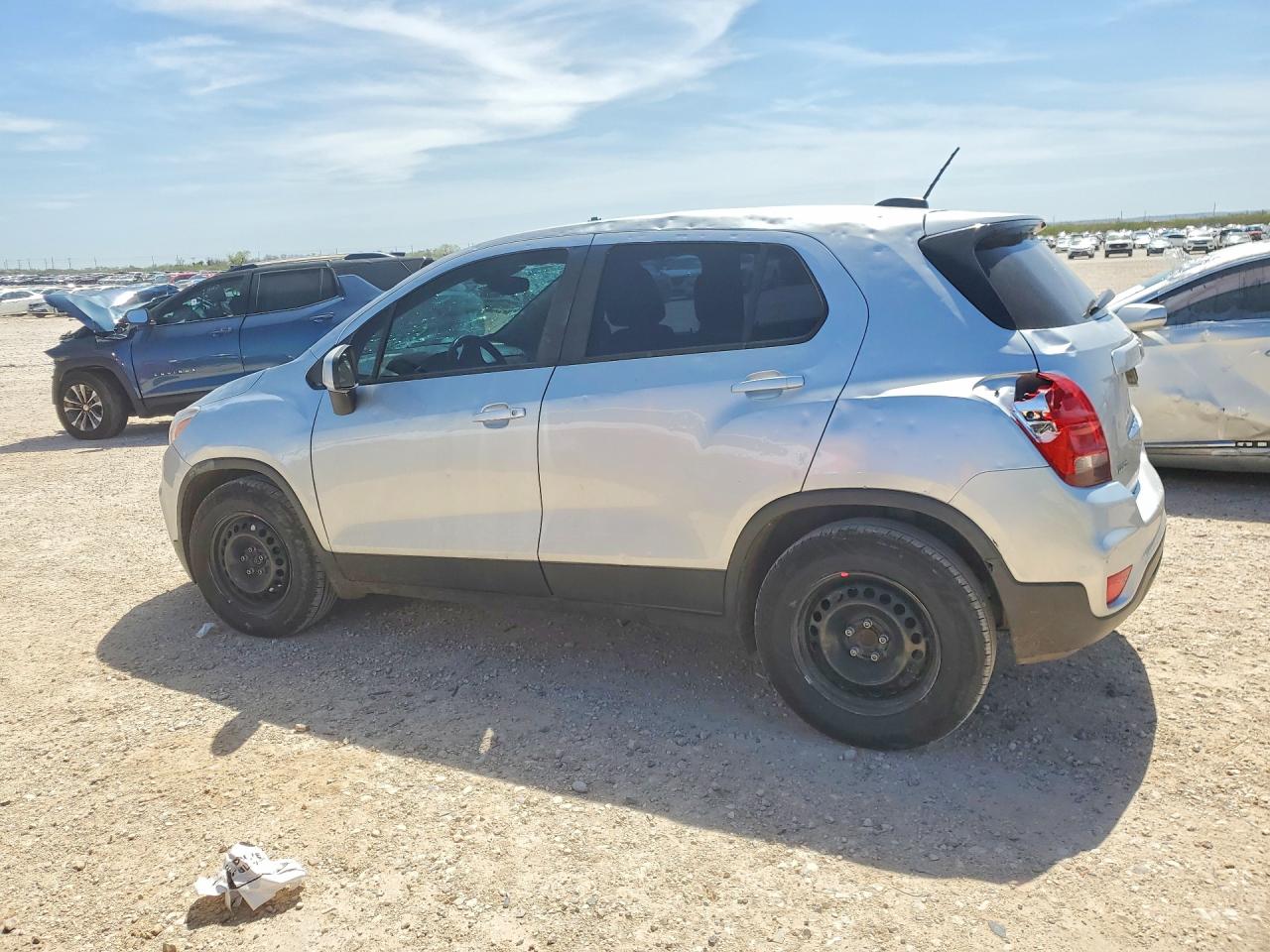 2018 Chev Trax VIN KL7CJKSB1JB722407 photo 2