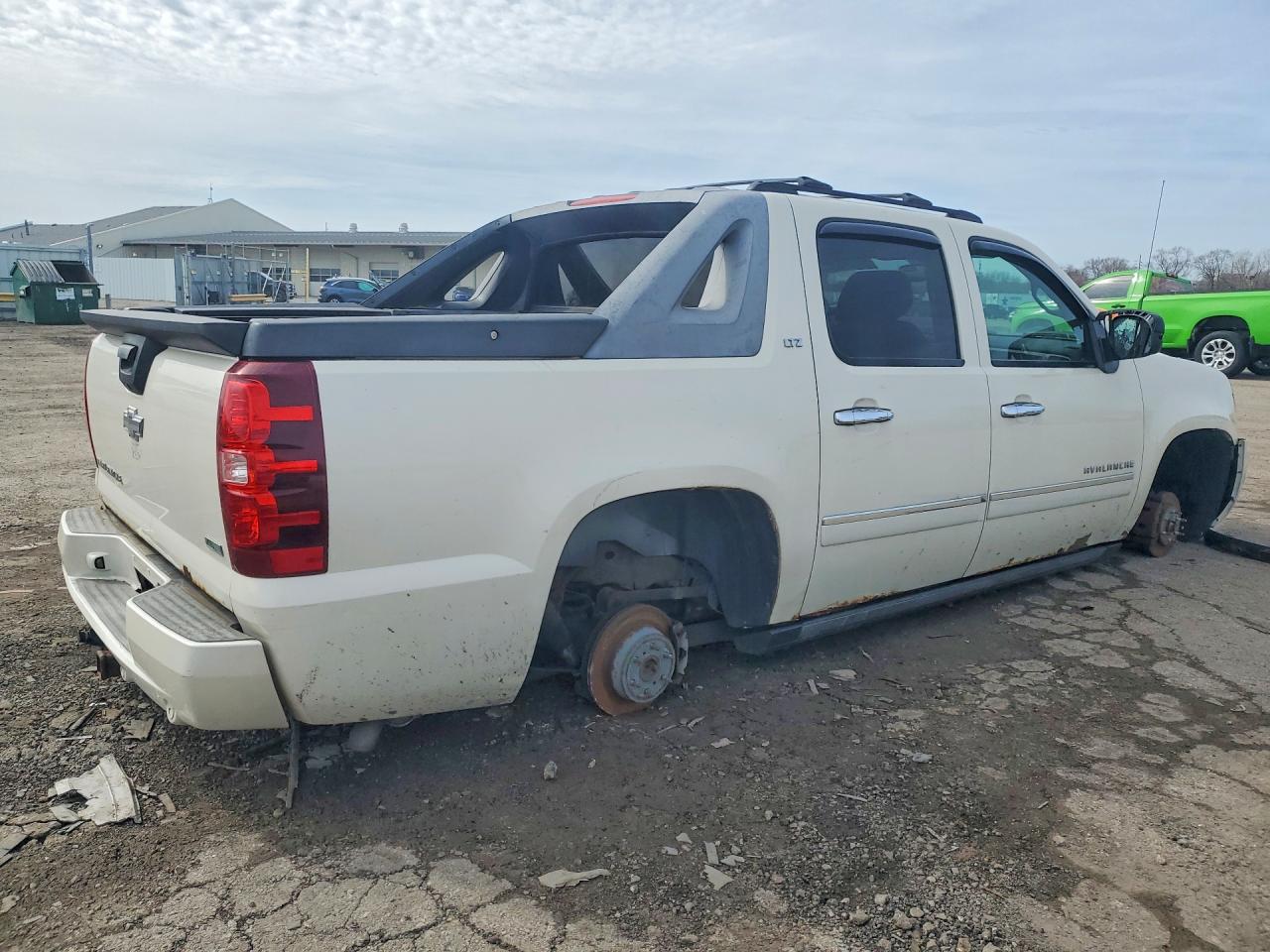 2011 Chevrolet Avalanche VIN 3GNTKGE35BG131482 photo 3