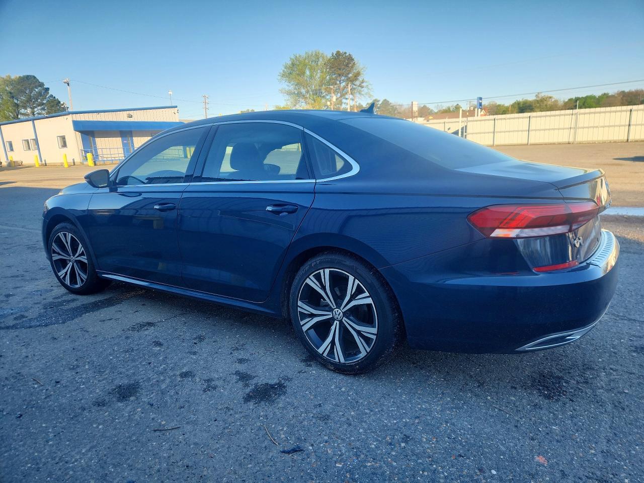 2021 Volkswagen Passat VIN 1VWSA7A38MC008212 photo 2