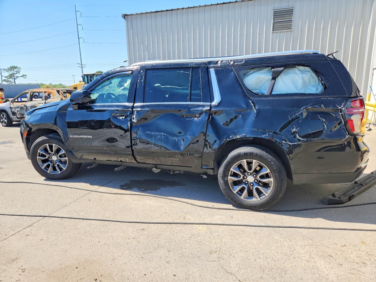 2024 Chevrolet Suburban VIN 1GNSCBKD0RR108100 photo 2