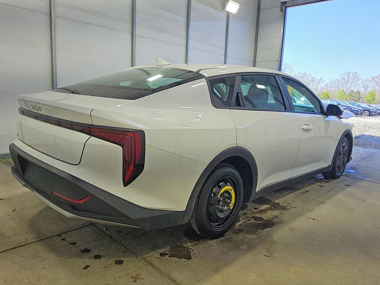 2025 Kia All other VIN 3KPFT4DE8SE156506 photo 3