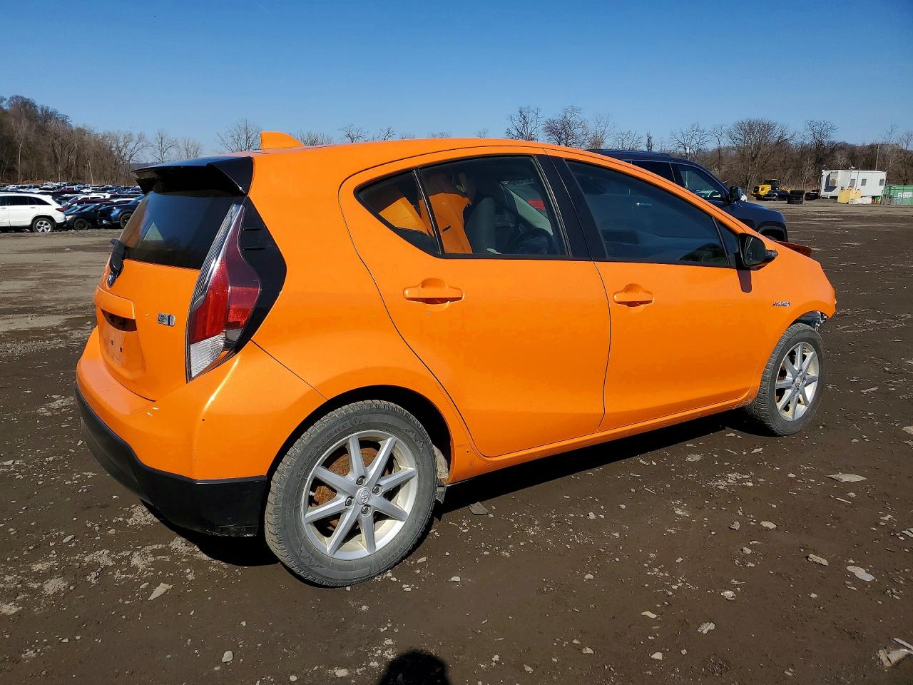 2017 Toyota Prius c on VIN JTDKDTB33H1592358 photo 3