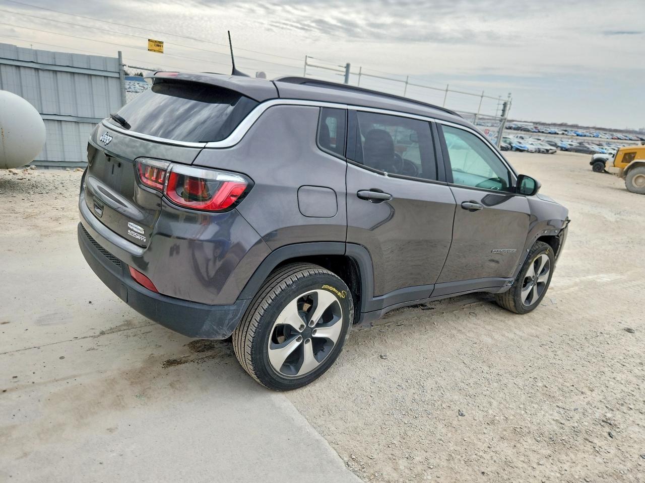 2018 Jeep Compass VIN 3C4NJDBB7JT104188 photo 3