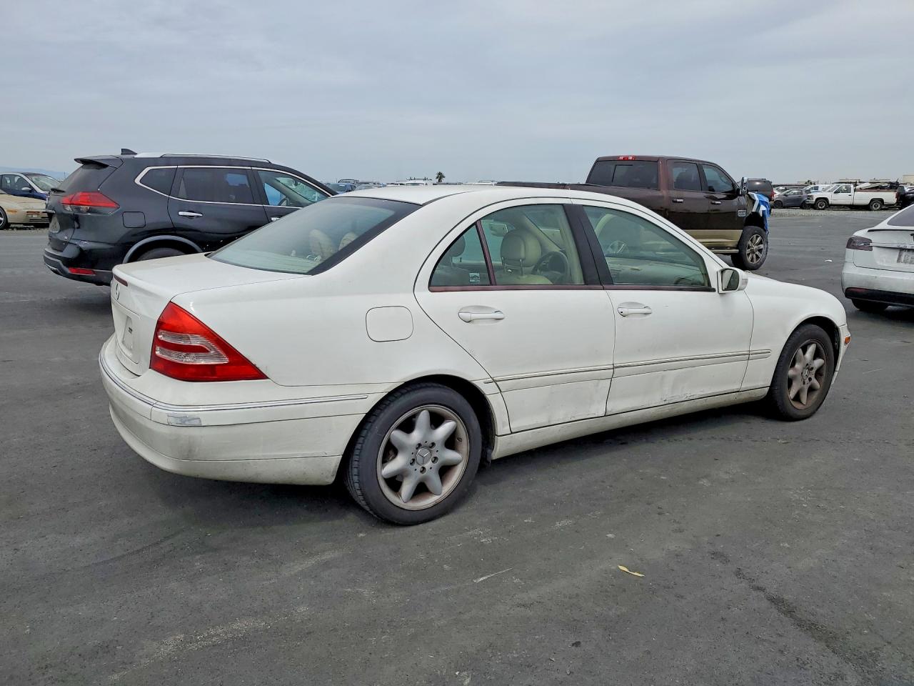 2004 Mercedes-Benz C class VIN WDBRF61J34E017981 photo 3