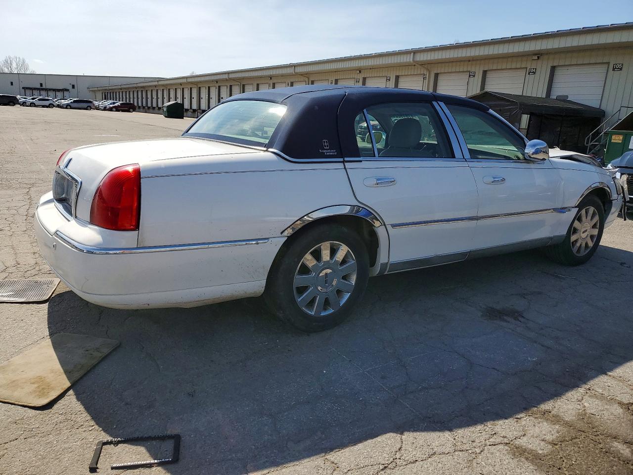 2003 Lincoln Towncar VIN 1LNHM82W53Y632078 photo 3