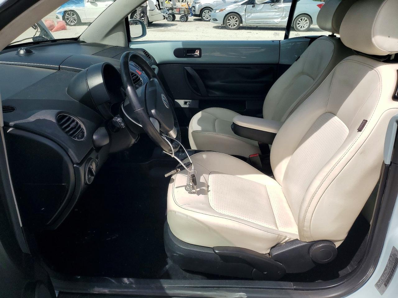 2010 Volkswagen Beetle VIN 3VWRW3AL0AM011110 photo 7