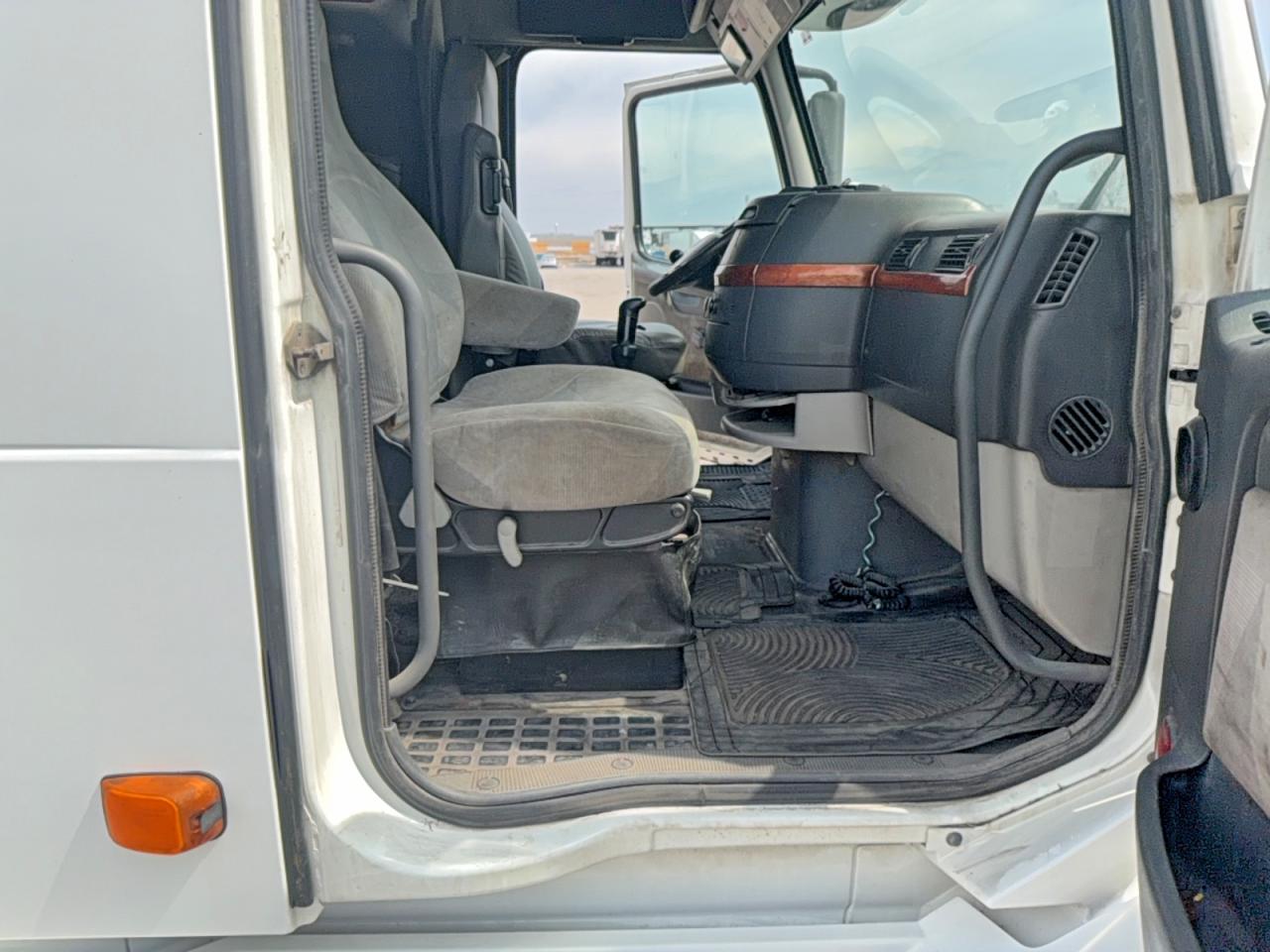 2006 Volvo Vn VIN 4V4NC9GH16N431380 photo 5