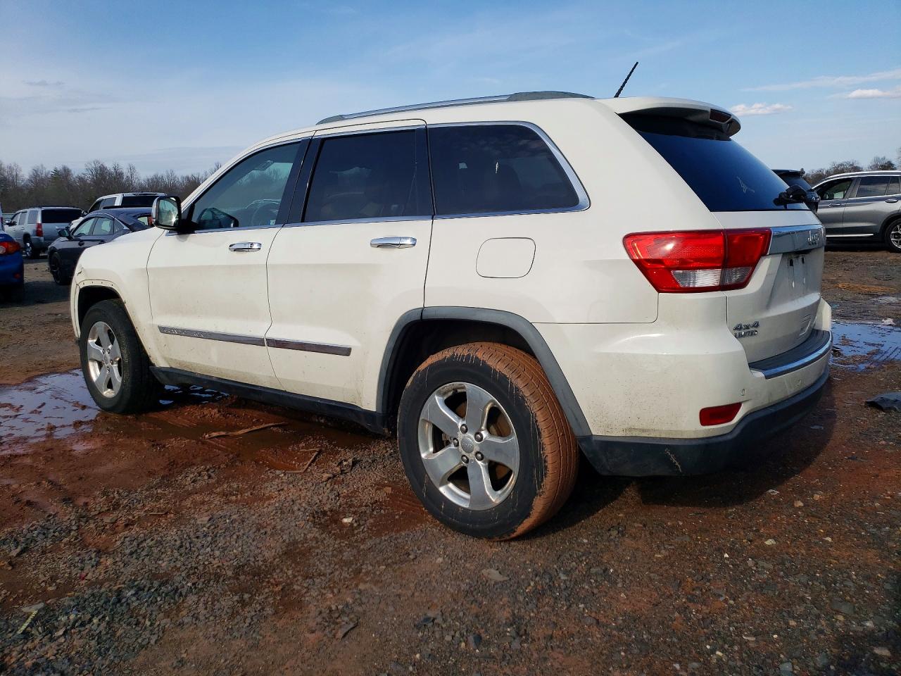 2011 Jeep Grand cher VIN 1J4RR5GG3BC745351 photo 2